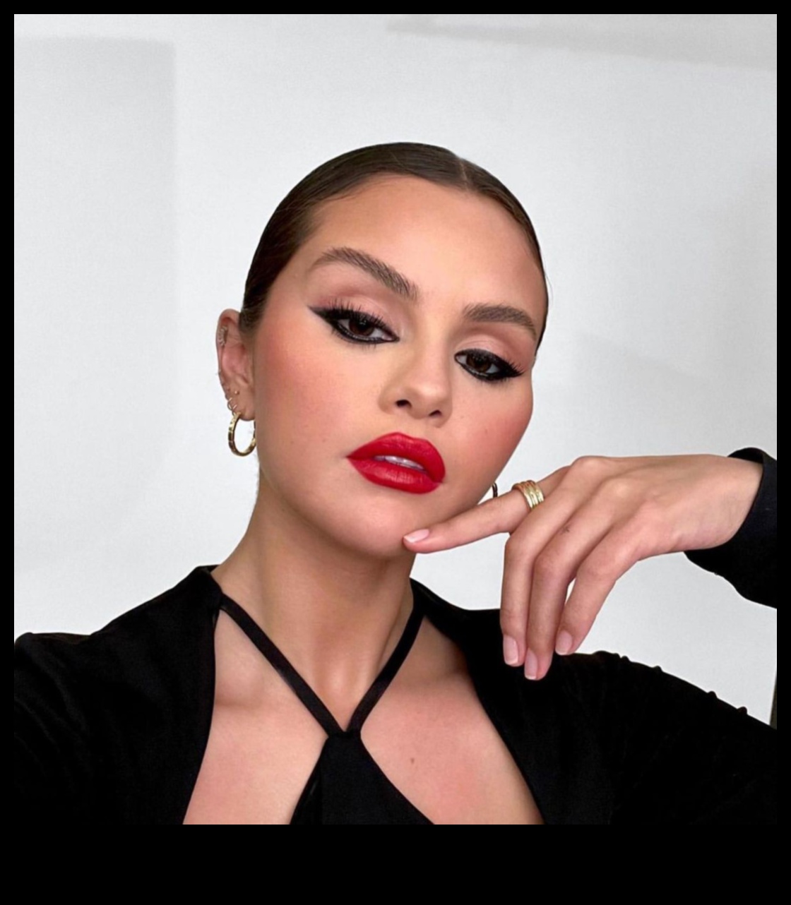 שפתיים מודגשות, בחירות מודגשות: אימוץ צבעי אמירה באיפור ערב