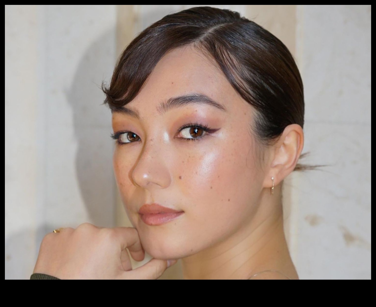 איפור גלאם הסוד לקרינת ביטחון עצמי 3 השפעת איפור גלאם על ביטחון עצמי: מקרין ביטחון עצמי