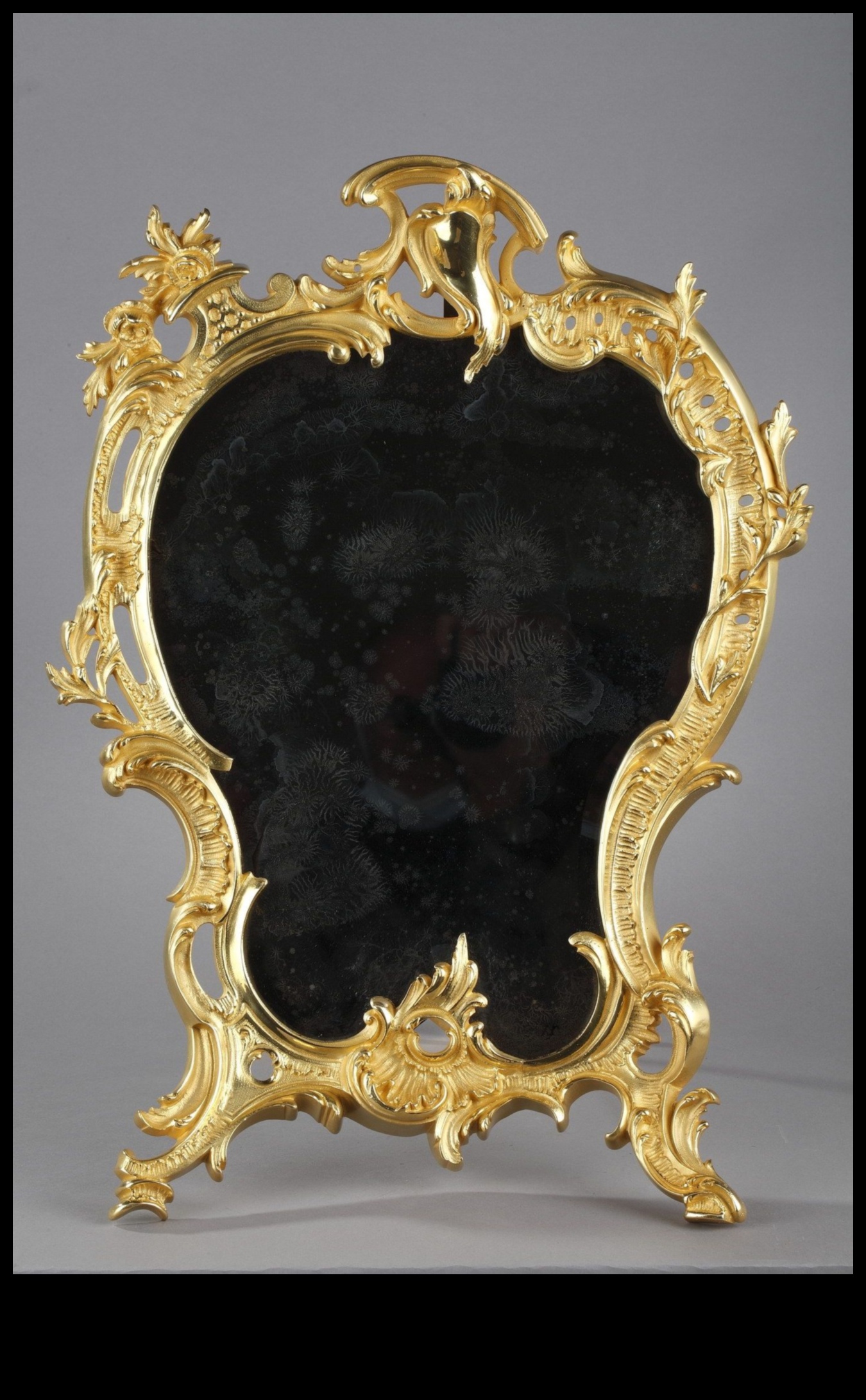 Rococo Rocailles קישוט בצורת מעטפת שהגדיר עידן 1 Rococo Rocailles: מוטיבים של מעטפת בקישוטים אמנותיים